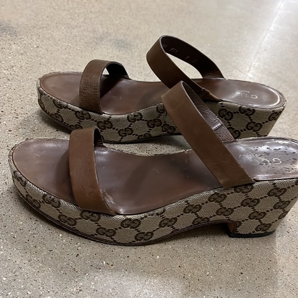 Adorable, Gucci monogram platform sandals - Picture 5 of 6